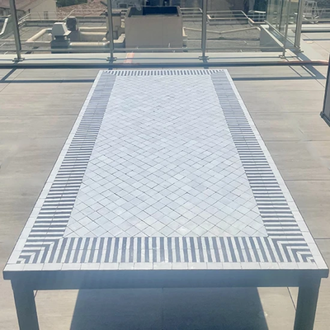 Grande table en mosaïque de zellige rayé fabriquée sur mesure