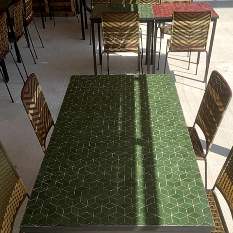 Terrasse de restaurant à Marseille avec de nombreuses tables en zellige au motif cubes fabriqué par Art et Sud Déco