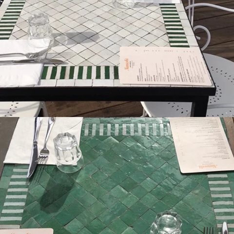 Différentes tables de restaurant fabriquée sur mesure en zellige rayé. Couleurs vert émeraude et blanc, contigües aux couleurs inversée blanc et vert émeraude