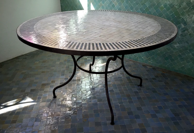 table ronde, 110 cm de diamètre en mosaïque de zellige rayé