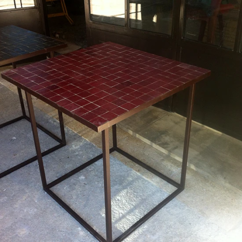 Table en zellige, forme moderne en cube, motif carré, couleur bordeaux, fabrication artisanale