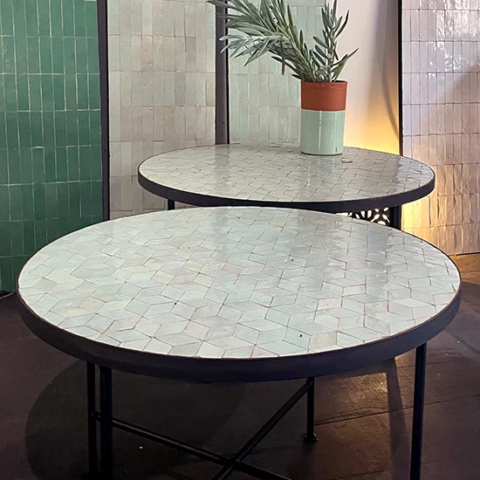 Table basse en zellige blanc dans la boutique Art et Sud Déco de Marseille, diamètre 60cm et hauteur 40cm