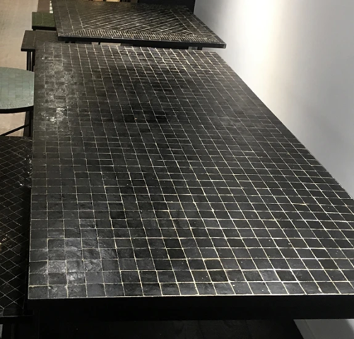 Tables en zellige exposées à la boutique Art et Sud Marseille