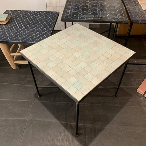 Tables en zellige exposée à la boutique Art et Sud Déco de Paris (75014)