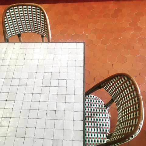 Table artisanale en zellige, pieds en fer forgé, couleur blanc nacre, motif carrés alignés