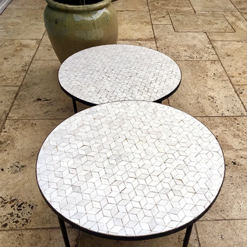Tables basses rondes en zellige traditionnel, couleur blanc et nacre. Diamètre 60cm, hauteurs 30 et 50 cm