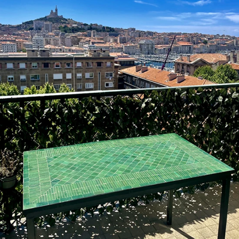 Table en mosaïque de zellige rayé vert émeraude fabriquée sur mesure pour Marseille (13)