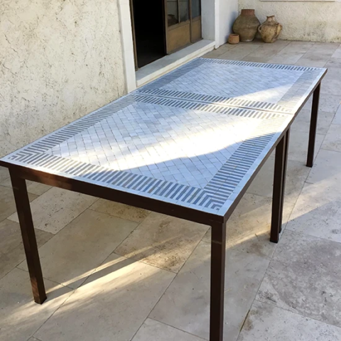 table carrée, 80x80 cm, en zellige rayé nacre et gris