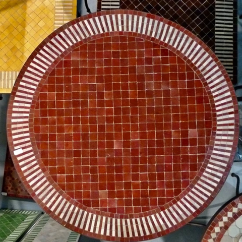 table en zellige rayé rouge et blanc fabriquée par Art et Sud Déco