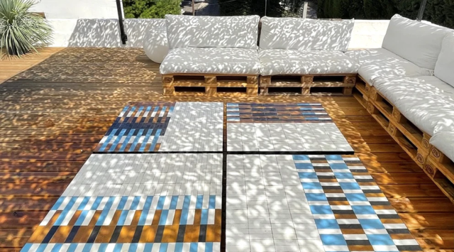 Espace privé avec tables basse en zellige, visuel sur mesure aux couleurs du lieu de réception