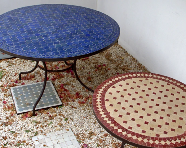 Tables en zellige et fer forgé, motif Tagra, couleur bleue nuit