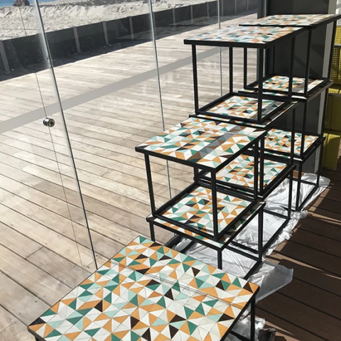 Tables au motif triangle, zellige traditionnel fabriqué à la main. Livraison à Paris (75)