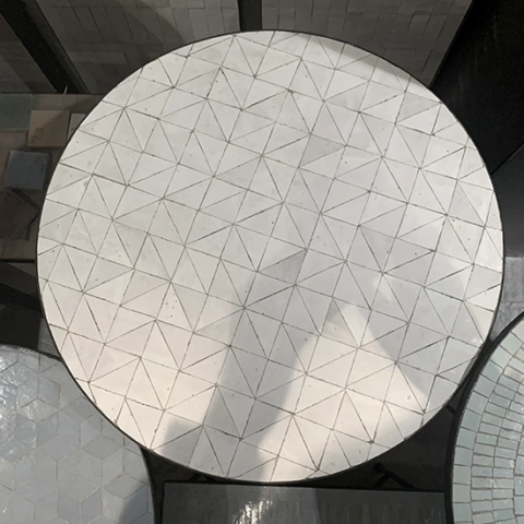 Table de restaurant en zellige triangle, fabrication artisanale à la main. Livraison à Paris (75)