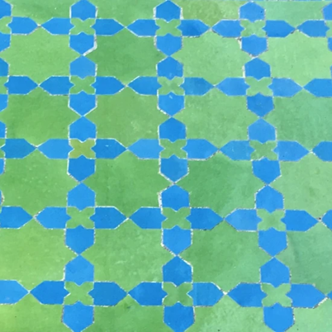 Carrelage mural en zellige au motif fleurs de Matécha. création sur mesure sur filets prêts à poser