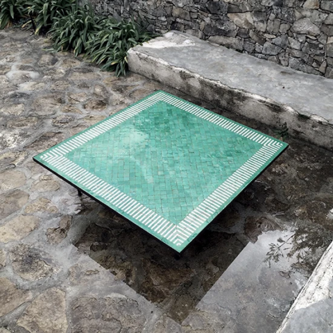 Table basse carrée de 120cm de côté en zellige rayé