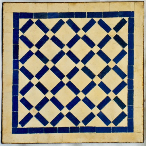 Plateau de table en zellige carré, motif treillis couleur bleu roi et naturel émaillé