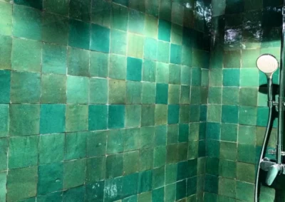 Zellige en camaïeux de verts, carreaux de 10x10 cm en décoration murale dans une salle de bain