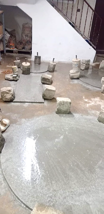 Fabrication des plateaux de tables en zellige à la manufacture de Art et Sud Déco à Fès