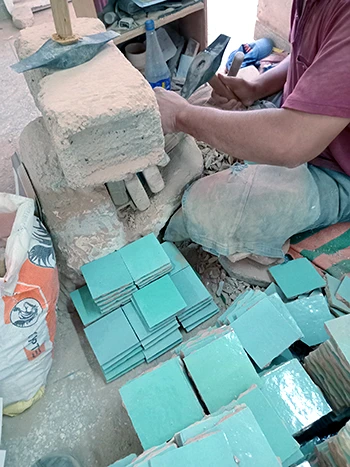 Maître ciseleur de zellige au travail dans la manufacture de Art et Sud Déco à Fès