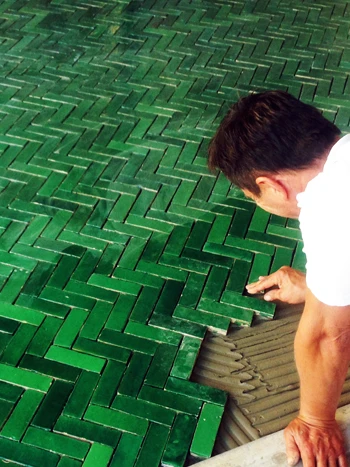 Confection d'un sol en bejmat à la manufacture d'Art et Sud Déco à Fès au Maroc