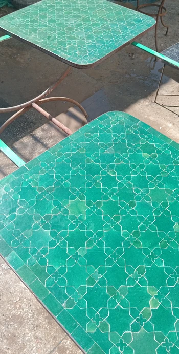 Séchage des plateaux de tables en zellige terminés à la manufacture de zellige d'Art et Sud Déco à Fès